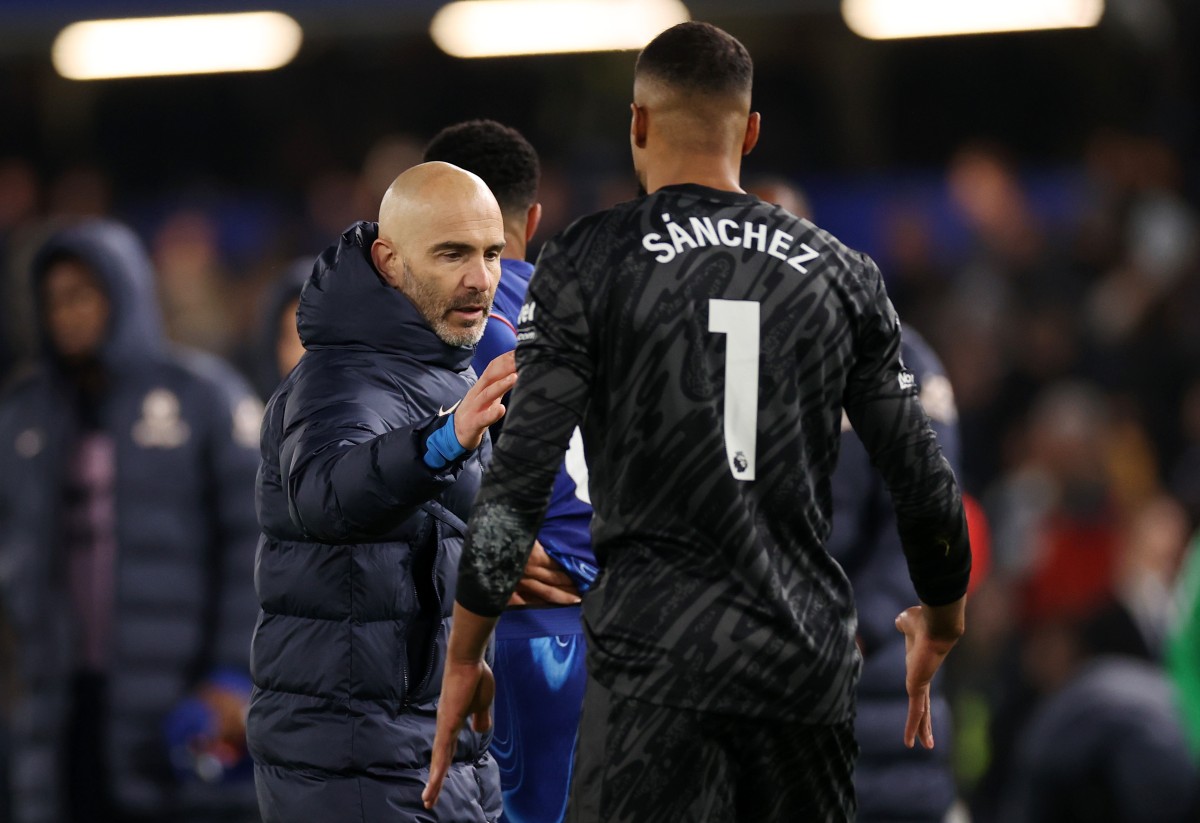 Enzo Maresca and Robert Sanchez during Chelsea's draw with Arsenal